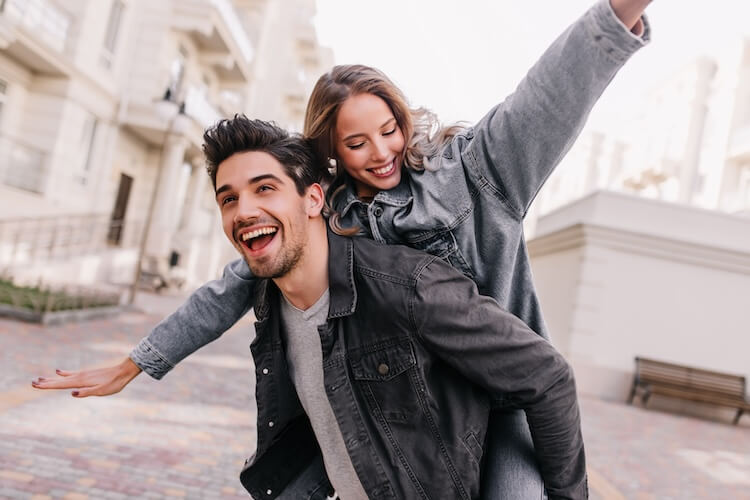 couple heureux qui attend un bébé grossesse femme