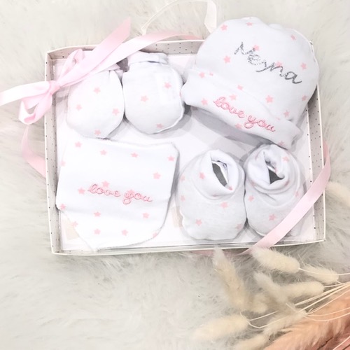 cadeaux personnalisés naissance : coffret personnalisé avec bonnet personnalisé, chaussons, bavoir et moufles bébé