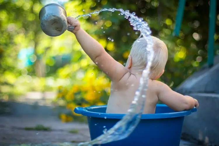 quoi acheter pour l'arrivée de bébé : le nécessaire bain